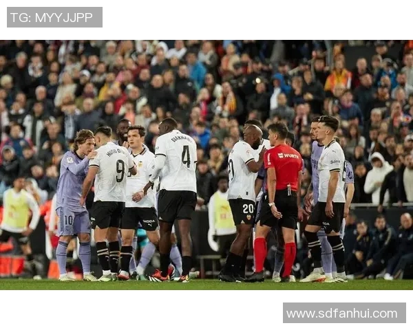 西甲激战：多特蒙德大胜尤文图斯乌龙球引发争议判罚全场沸腾